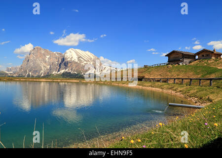 Lac de montagne, l'été, Siusi Alpe di Siusi Banque D'Images