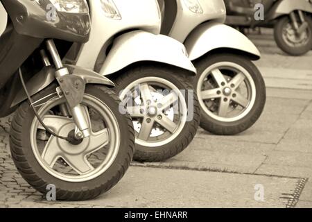 Scooters garés sur le bord de la route Banque D'Images