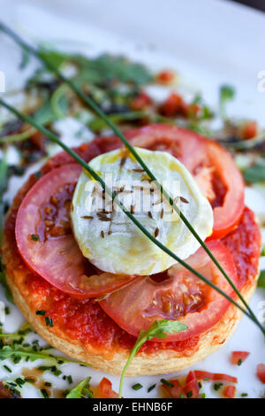 Tarte feuilletée à la tomate et fromage de chèvre Banque D'Images