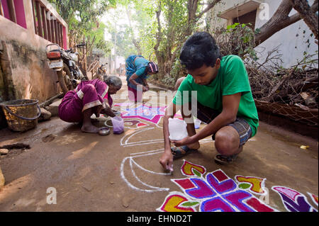 Kolams dans le village de Kuilapalayam, lors de Pongal fête des récoltes. Tamil Nadu, Inde. Banque D'Images