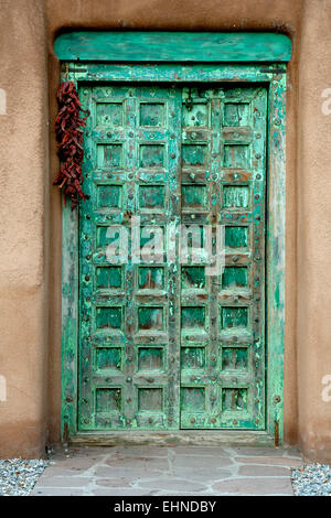 Porte Verte et ristra sur Palace Avenue, Santa Fe, Nouveau Mexique USA Banque D'Images