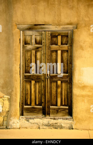 La porte en bois, Santa Fe, Nouveau Mexique USA Banque D'Images