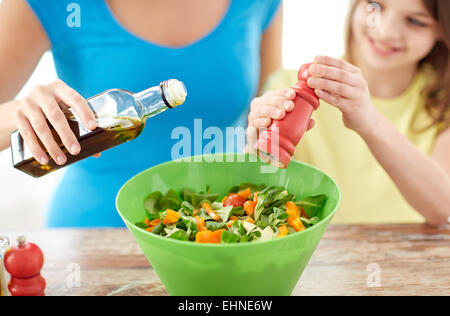 Close up of happy family salade cuisson dans la cuisine Banque D'Images