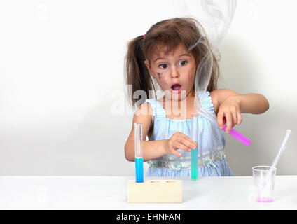 Sale enfant faisant de l'expérience chimique non Banque D'Images