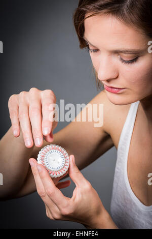 Femme prenant une hormonothérapie de remplacement des pilules. Banque D'Images