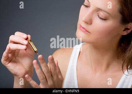 Woman holding glass ampoule de vitamine D. Banque D'Images