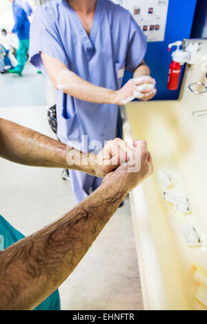 Le personnel de l'hôpital, se laver les mains. Banque D'Images