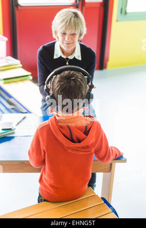 Bilan de santé effectué par une infirmière pédiatrique de MCW en école maternelle, Charente, France. Banque D'Images