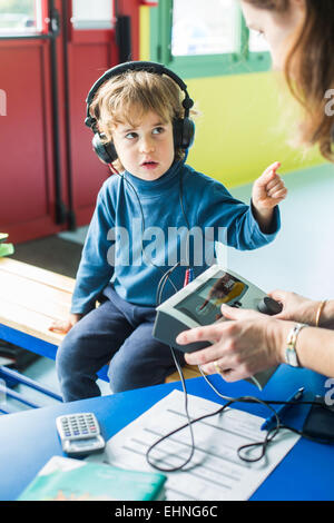 Bilan de santé effectué par une infirmière pédiatrique de MCW en école maternelle, Charente, France. Banque D'Images