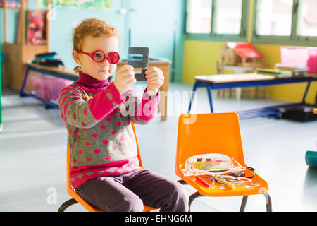 Bilan de santé effectué par une infirmière pédiatrique de MCW en école maternelle, Charente, France. Banque D'Images