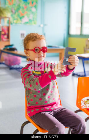 Bilan de santé effectué par une infirmière pédiatrique de MCW en école maternelle, Charente, France. Banque D'Images