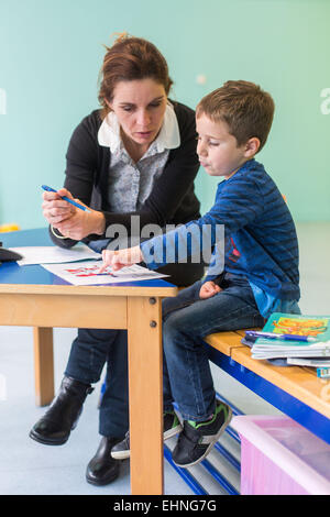 Bilan de santé effectué par une infirmière pédiatrique de MCW en école maternelle, Charente, France. Banque D'Images