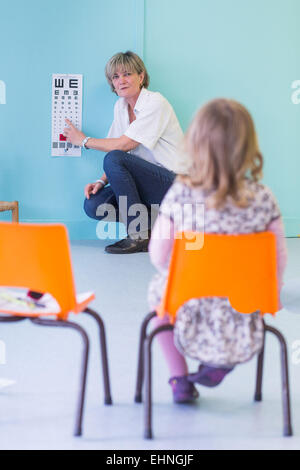 Bilan de santé effectué par une infirmière pédiatrique de MCW en école maternelle, Charente, France. Banque D'Images