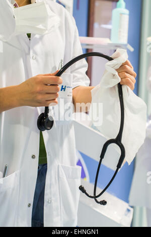 Stéthoscope de désinfection, après consultation de l'hôpital d'Angoulême. Banque D'Images