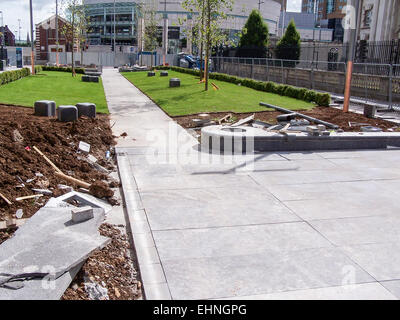 La construction de chemins d'herbe et de verges d'un espace de domaine public à Belfast Banque D'Images