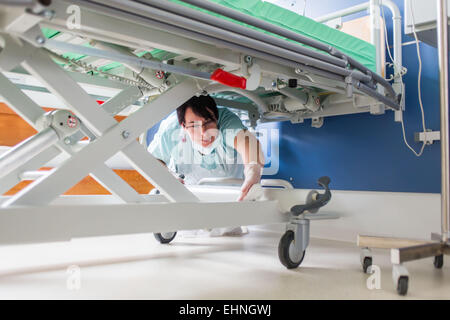 La désinfection d'un lit dans une chambre d'hôpital, l'hôpital d'Angoulême, France. Banque D'Images