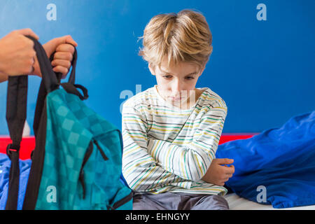 8 ans garçon refusant d'aller à l'école. Banque D'Images