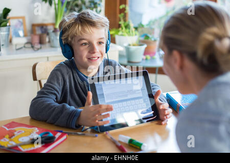 8 ans boy using tablet computer. Banque D'Images