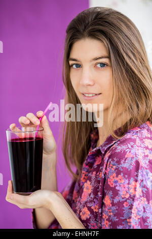 Femme à boire le jus de betteraves rouges. Banque D'Images