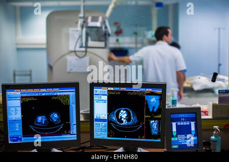 Tomodensitométrie assistée de la cryothérapie pour détruire une tumeur rénale, hôpital Saint-Louis, Paris, France. Banque D'Images