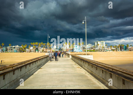 Dark storm clouds over le quai de pêche et plage de Venice Beach, Los Angeles, Californie. Banque D'Images