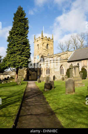 L'église paroissiale de St Lawrence à Eyam dans le Derbyshire Peak District Banque D'Images