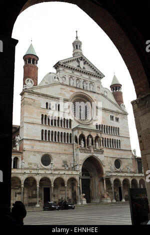 La façade de la cathédrale de crémone à Crémone, en Italie. La cathédrale romane la façade date du 13ème et 14ème siècles. Banque D'Images