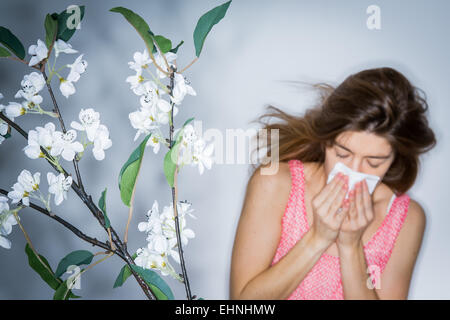 Femme avec fièvre de foin s'être mouché le nez. Banque D'Images