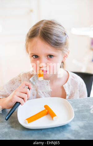 5 year-old girl eating surimi. Banque D'Images