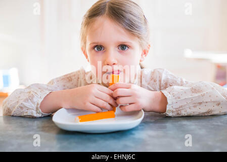 5 year-old girl eating surimi. Banque D'Images