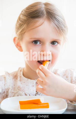 5 year-old girl eating surimi. Banque D'Images