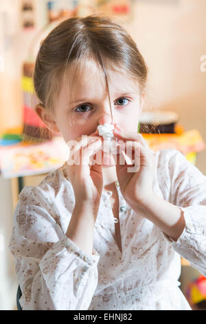 5 year-old girl blowing nose. Banque D'Images