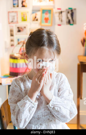 5 year-old girl blowing nose. Banque D'Images