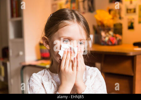 5 year-old girl blowing nose. Banque D'Images