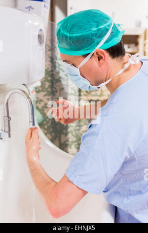 Se laver les mains, chirurgien de l'hôpital de Bordeaux, France. Banque D'Images