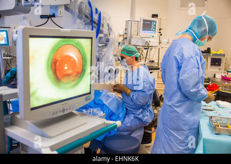 La chirurgie de la cataracte, l'installation de l'implant intraoculaire, l'hôpital de Bordeaux, France. Banque D'Images