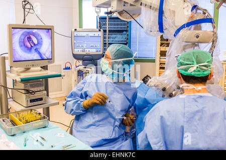 La chirurgie de la cataracte laser femtoseconde, ici, la deuxième étape de l'intervention, l'installation de l'implant intraoculaire, l'hôpital de Bordeaux, France. Banque D'Images