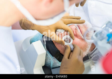 La chirurgie de la cataracte au laser femtoseconde. Département d'Ophtalmologie de l'hôpital de Bordeaux, France. Banque D'Images