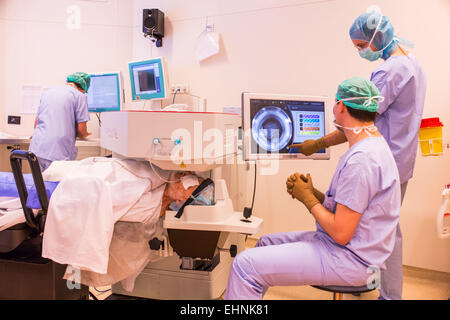 La chirurgie de la cataracte au laser femtoseconde. Département d'Ophtalmologie de l'hôpital de Bordeaux, France. Banque D'Images