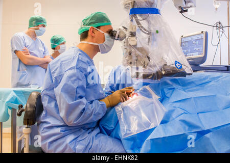 La chirurgie de la cataracte laser femtoseconde, ici, la deuxième étape de l'intervention, l'installation de l'implant intraoculaire, l'hôpital de Bordeaux, France. Banque D'Images