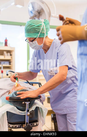 La chirurgie de la cataracte, l'installation de l'implant intraoculaire, l'hôpital de Bordeaux, France. Banque D'Images