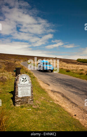 Un Wessex Water van à l'aide de la route à travers Dunkery Beacon - 1,705ft - le point le plus élevé de Exmoor et Somerset, England, UK Banque D'Images