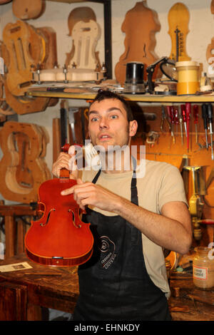 Luthier Stefano Conio dans son atelier à Crémone, en Italie. Banque D'Images