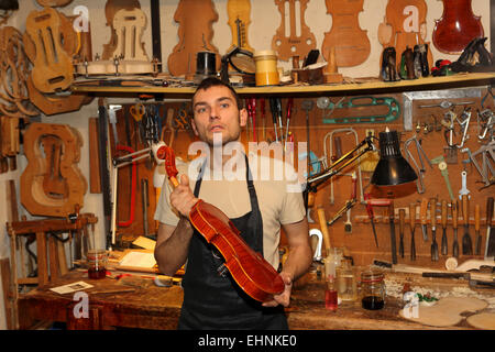 Luthier Stefano Conio dans son atelier à Crémone, en Italie. Banque D'Images