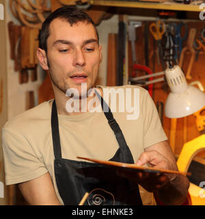 Luthier Stefano Conio dans son atelier à Crémone, en Italie. Banque D'Images