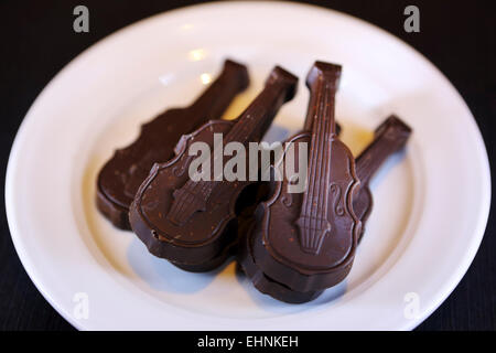 Violons chocolat servi à Crémone, en Italie. La ville est réputée pour sa tradition de lutherie. Banque D'Images