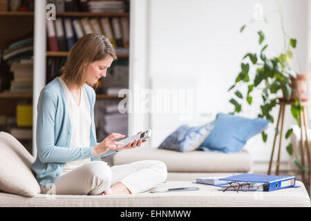 Femme avec des papiers administratifs. Banque D'Images