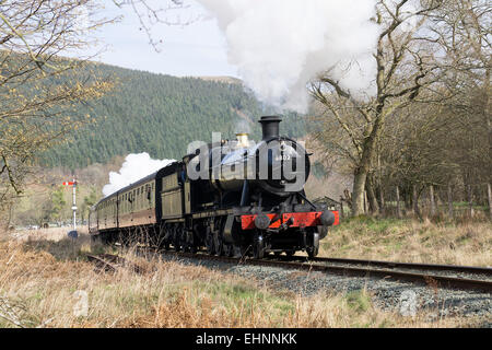 Feuilles de train à vapeur carrog au service aux passagers pour le chemin de fer touristique de Llangollen sur corwen Banque D'Images