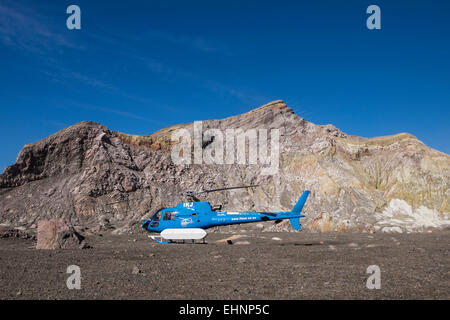 Hélicoptère sur White Island volcan au large de la Nouvelle-Zélande. Banque D'Images