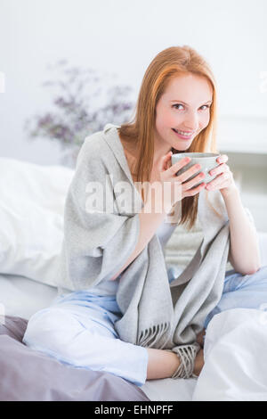 Femme buvant boisson chaude. Banque D'Images